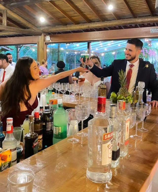 Fundadora da La'bel preparando drinks no bar de um evento