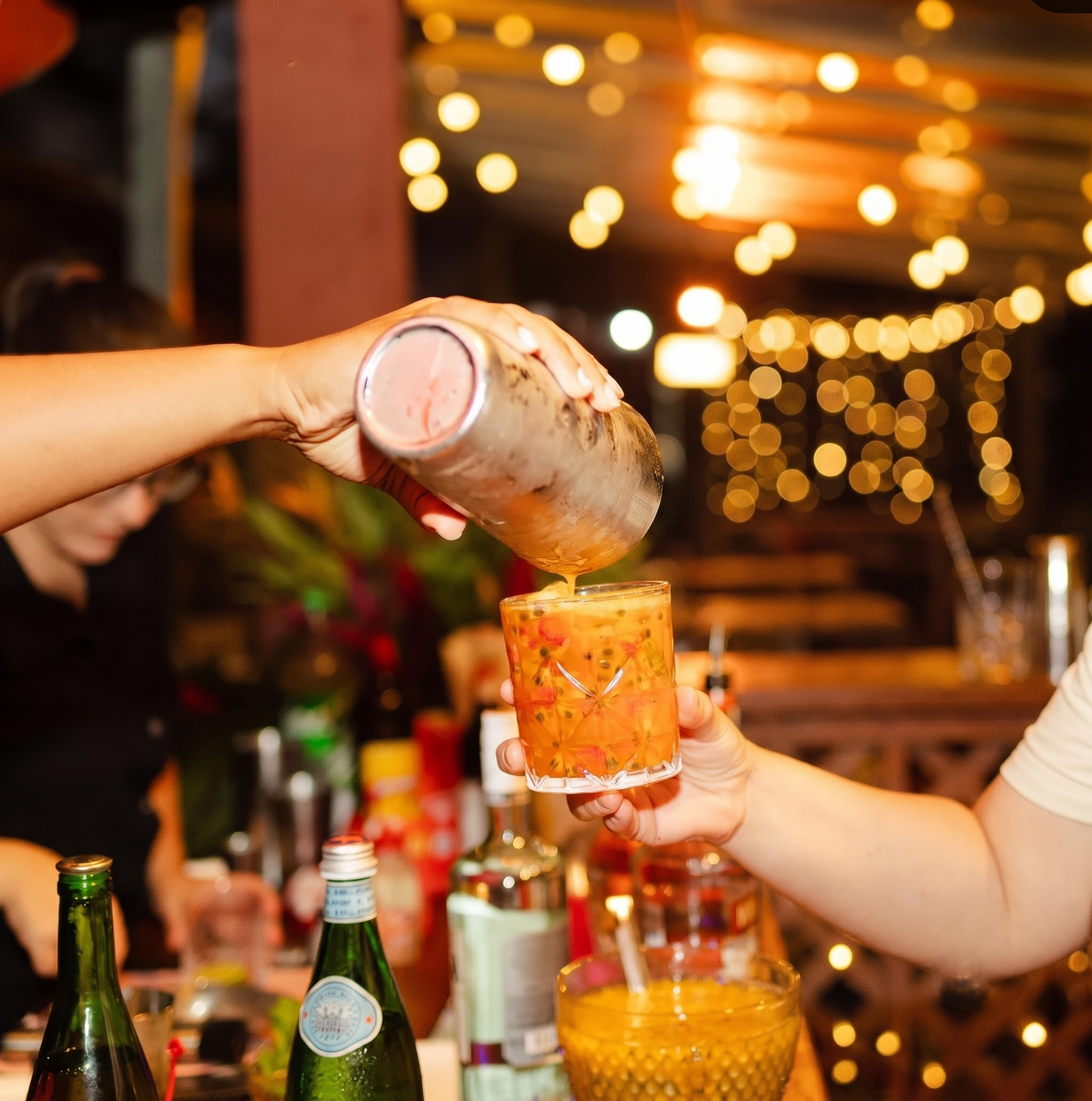 Bartender da La'bel preparando um drink autoral em evento